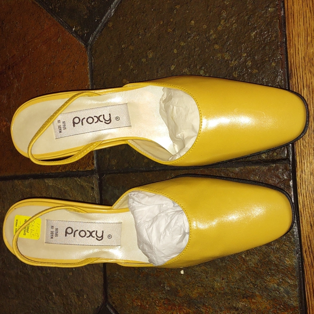 PROXY.. mustard color... Size 6... Small hell, very comfortable...